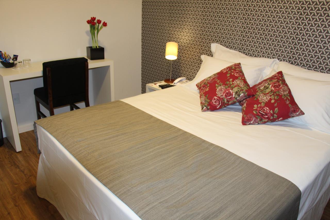 Quarto Deluxe (2 Adultos + 1 Criança)