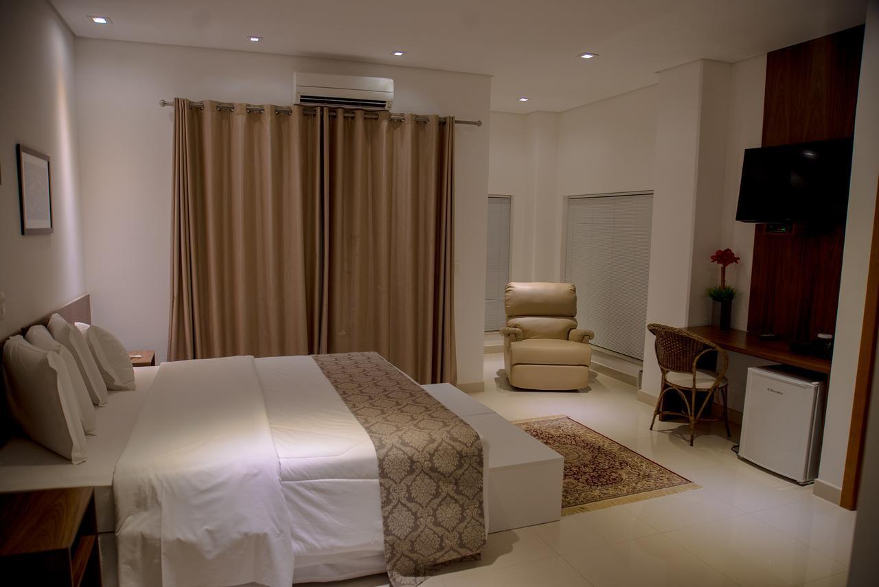 Quarto com Cama King-size e Vista do Jardim