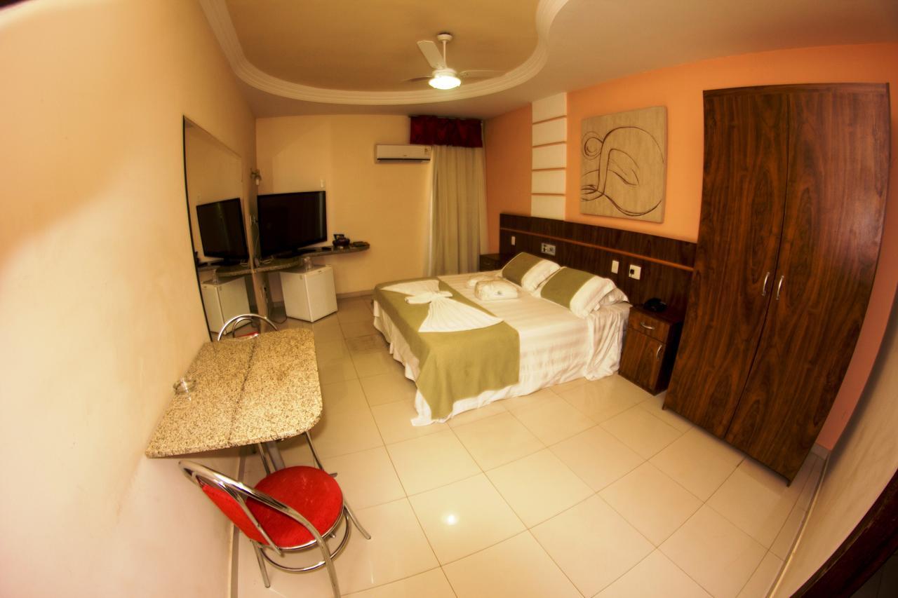 Suíte com Cama King-size e Banheira de Hidromassagem