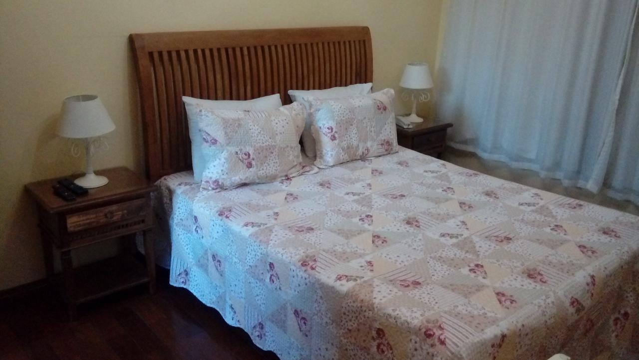 Quarto com Cama de Casal ou 2 Camas Individuais e Ar Condicionado
