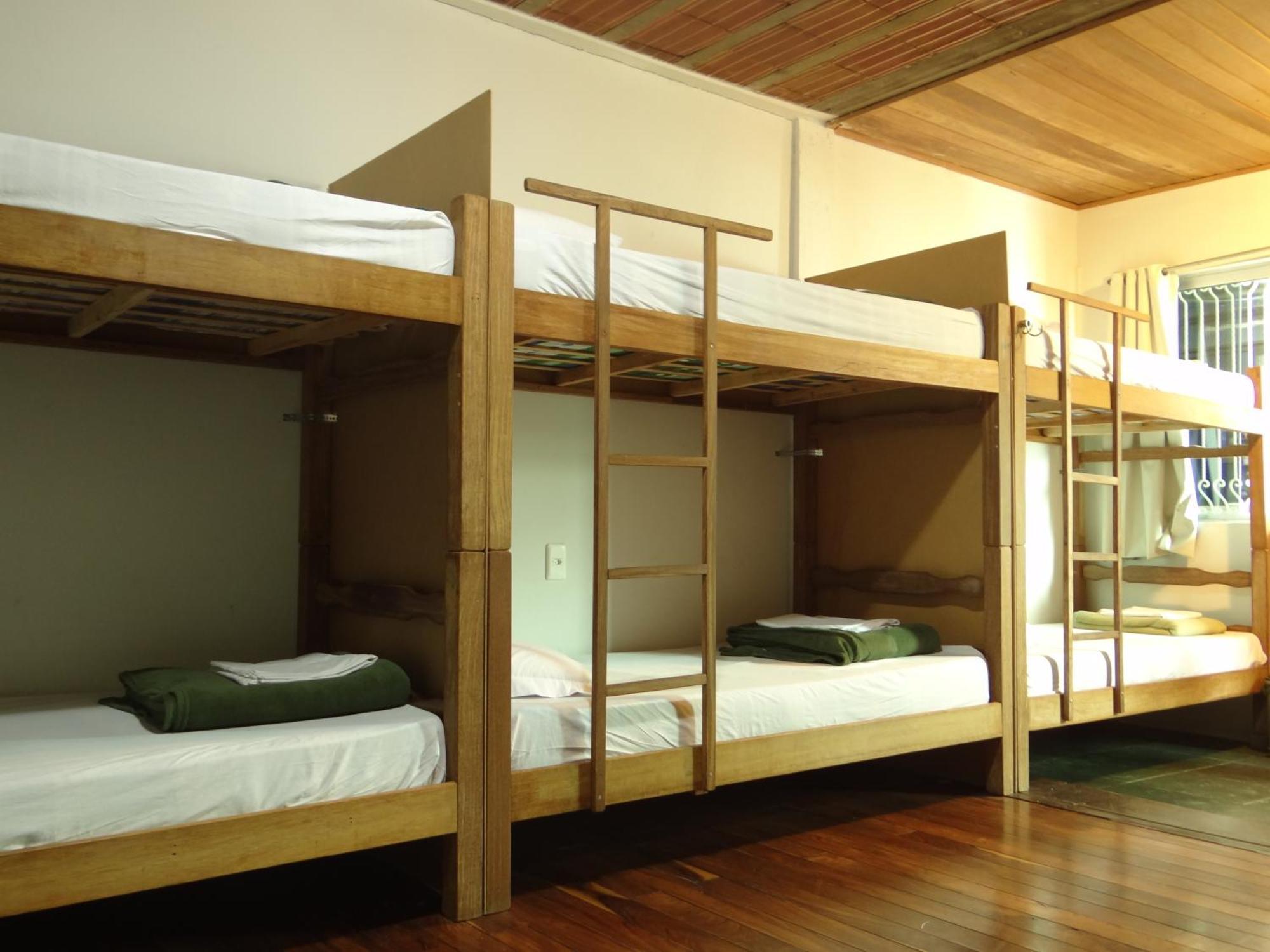 Cama em Dormitório Misto com 14 Canas e Ar Condicionado