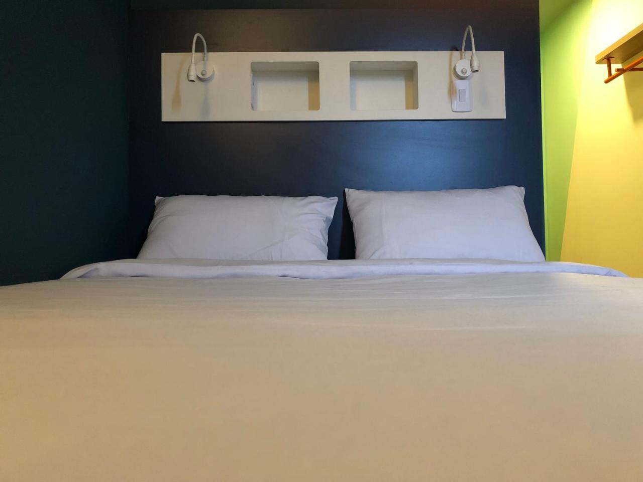 Quarto Econômico com cama casal e vista lateral cidade,756887569:JPEG