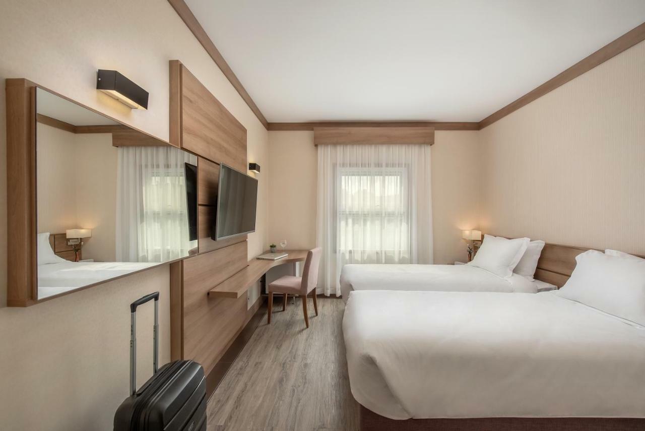 Standard Twin - 2 Single Beds