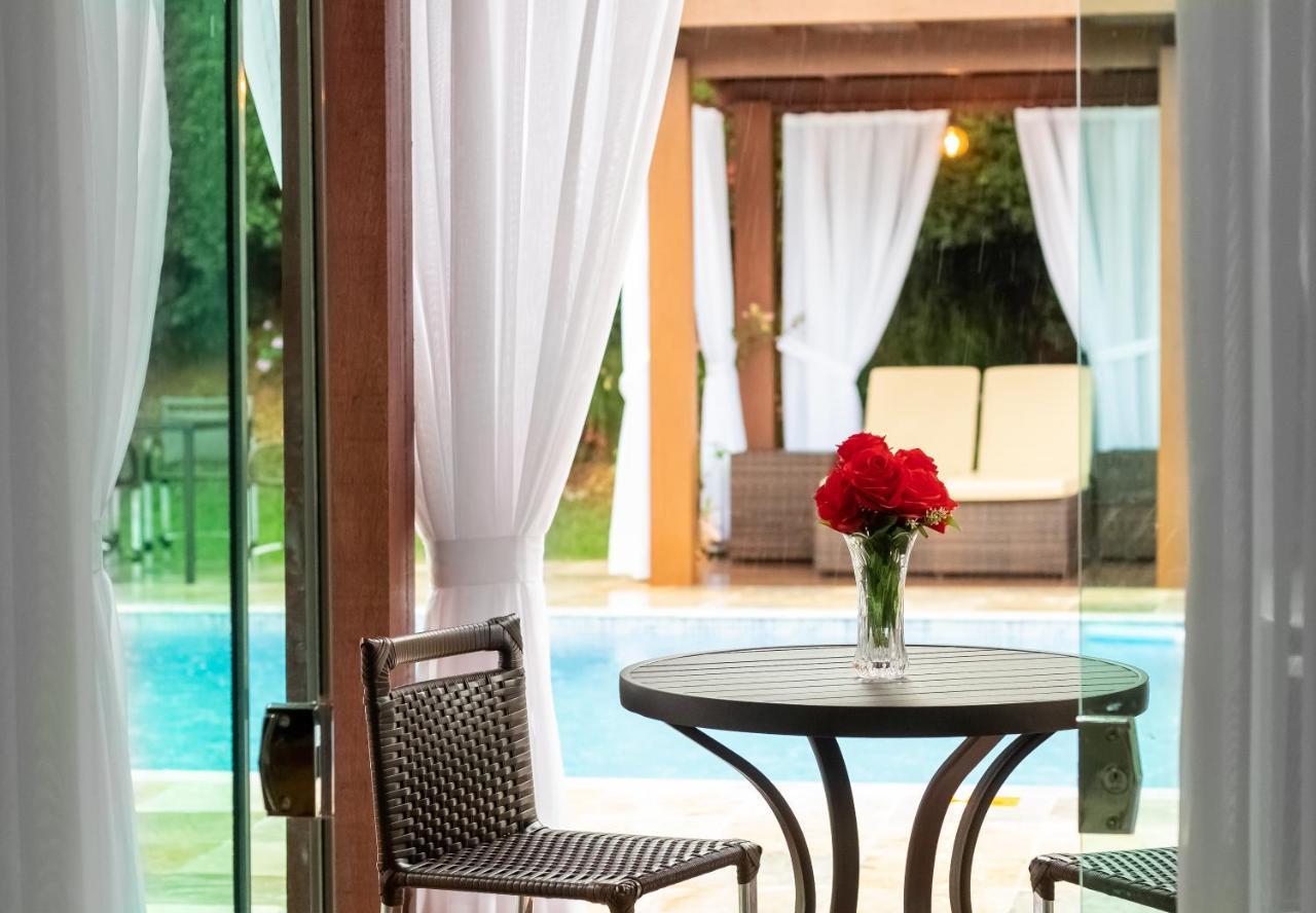 Quarto Queen com Vista Piscina