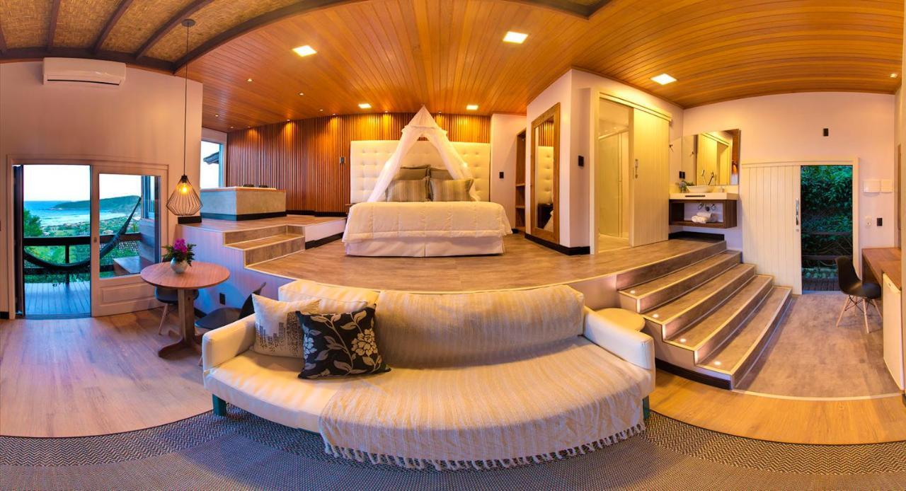Suite de Luxo com Banheira de Hidromassagem