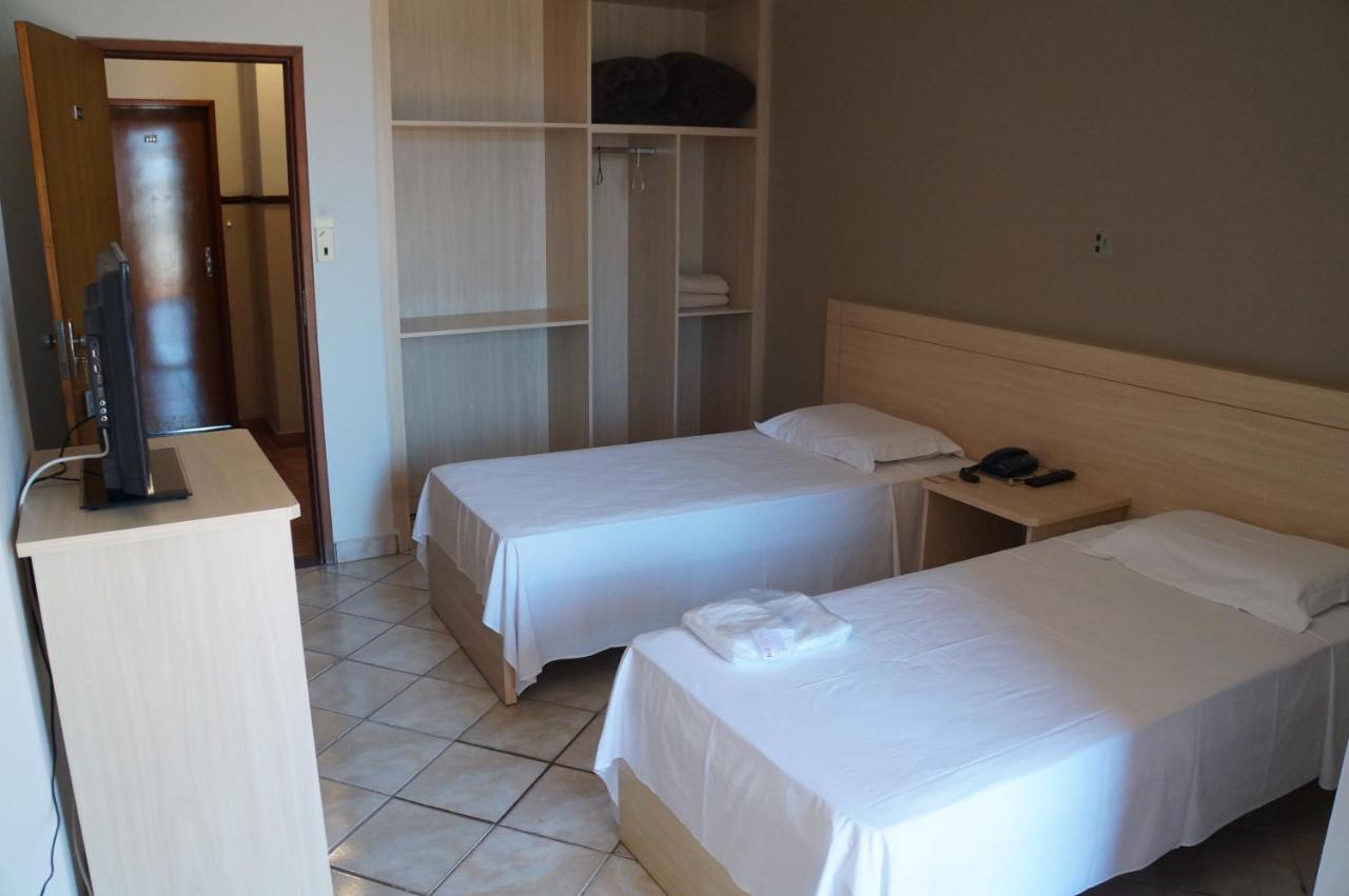 Quarto Duplo com Camas Individuais e Ventoinha