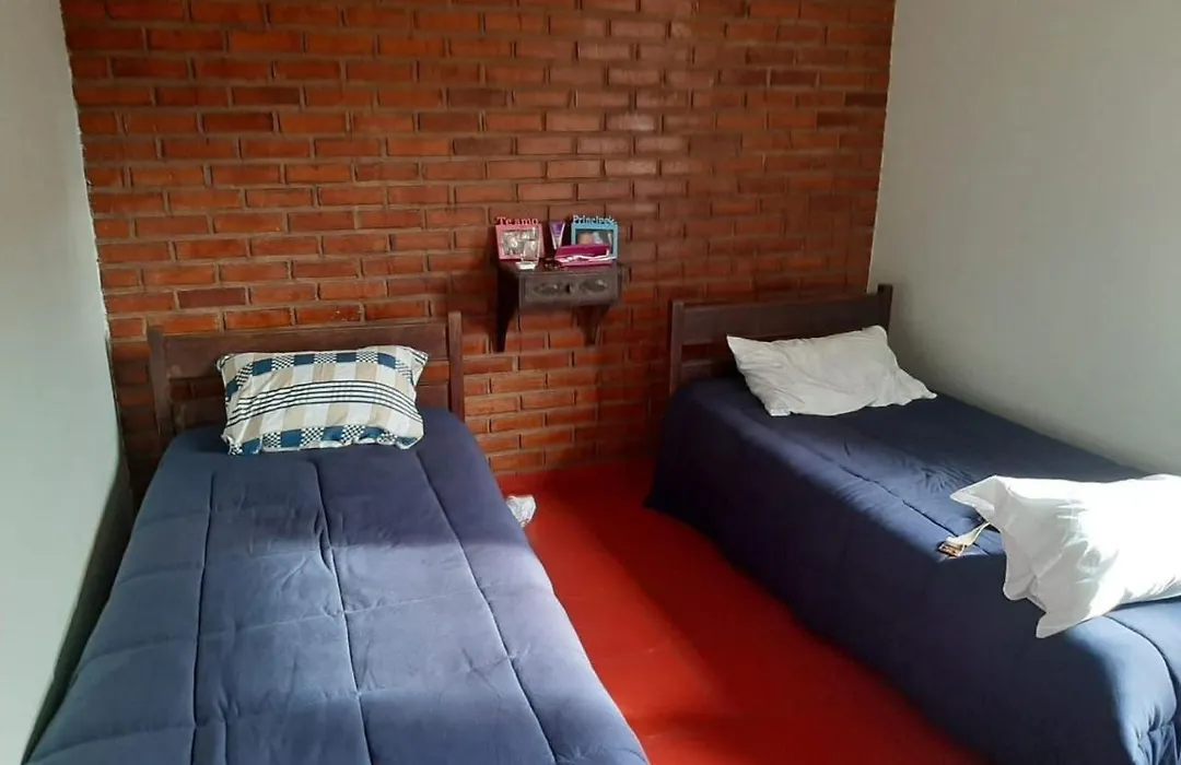 Casa 5 quartos, ampla, a 100 metros da praia. Amigos e família são bem vindos a essa casa. Venha viver momentos inesquecíveis aqui.-1