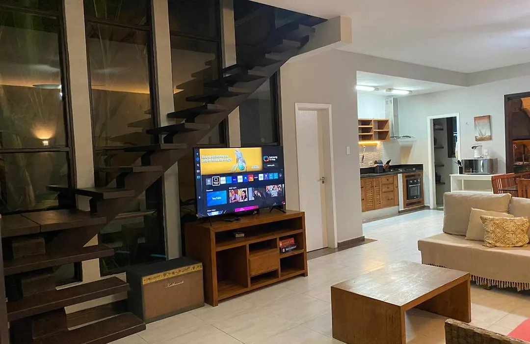 Casa em Condomínio com Piscina Privativa-1