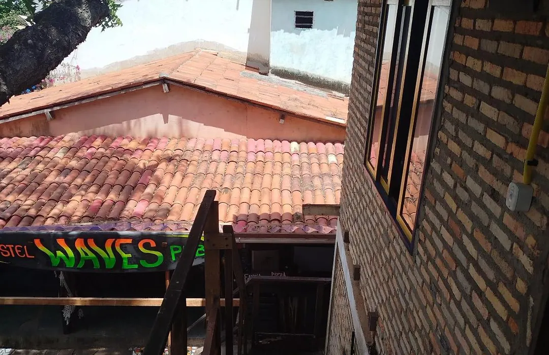 Waves Hostel & Pub-1