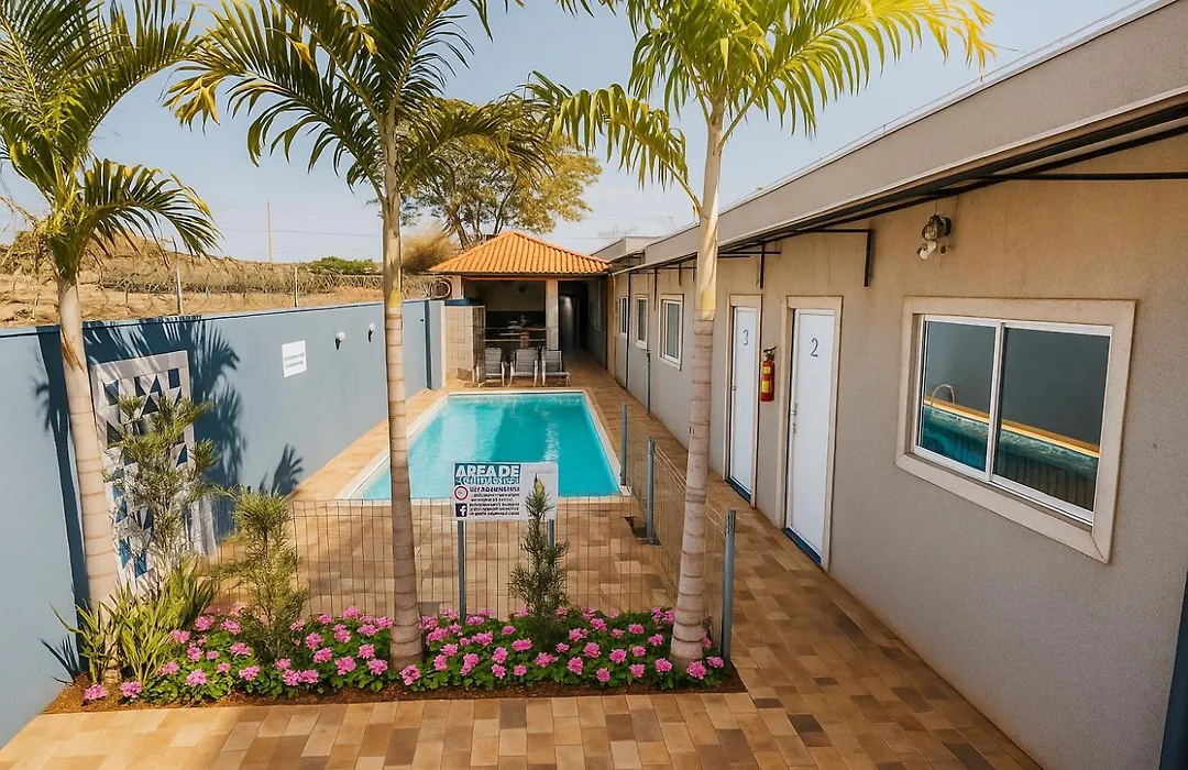 Kitnet com piscina, cozinha, banheiro privativo.-1