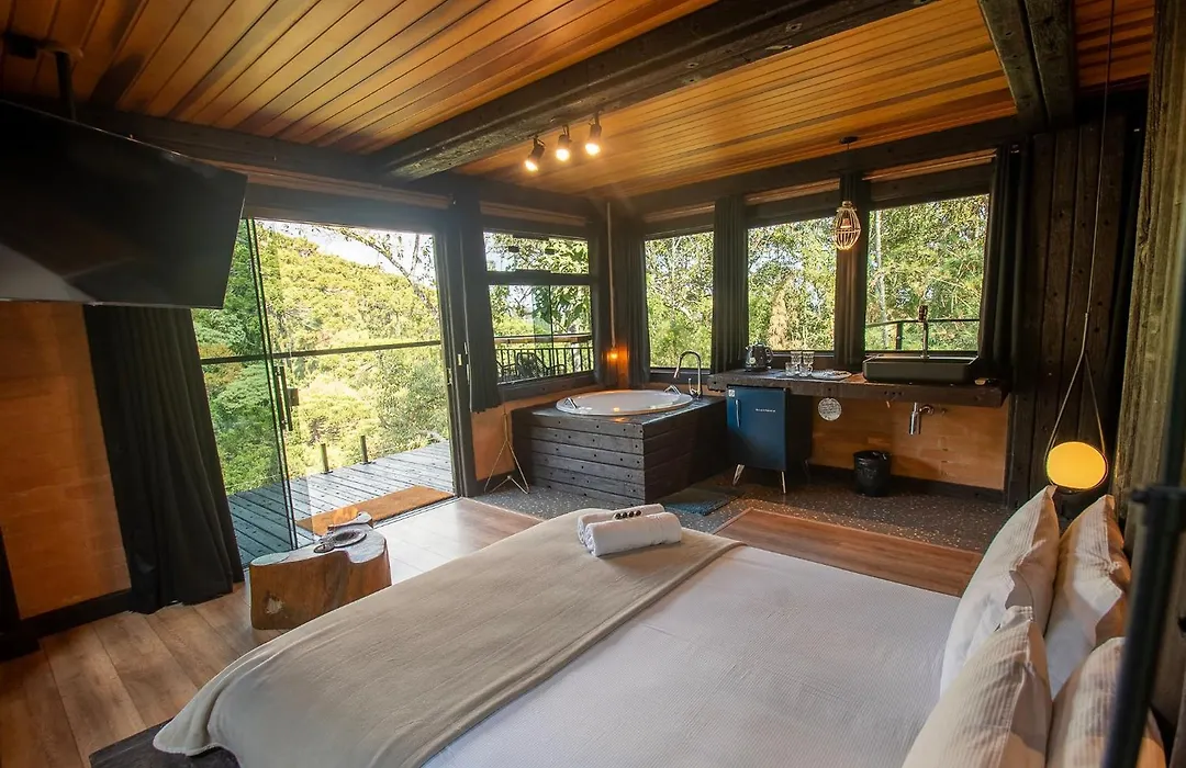 Casa Container 80 - Suítes privativas e sofisticadas integradas à natureza-1