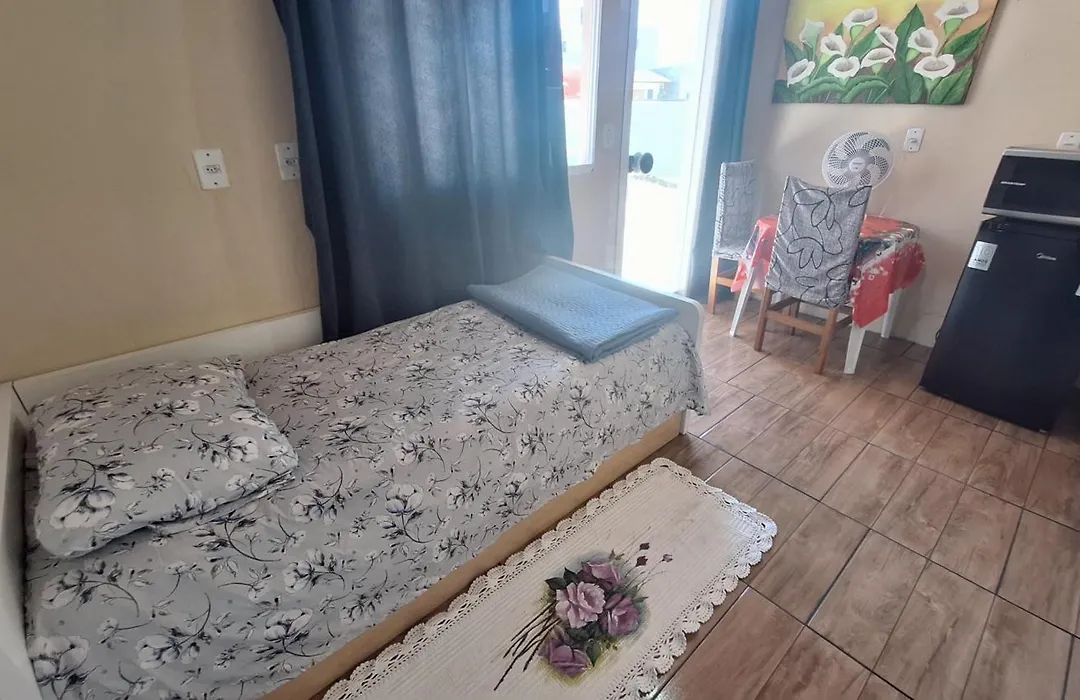 KITNET k1 em TORRES-RS - Na mais bela praia Gaúcha - 2 quartos - Frigobar - micro-ondas - banheiro - ar condicionado split - TV smart 32' - Wi-Fi - Anfitriã Superhost no BnB-1