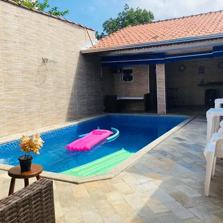 Casa Moderna e Aconchegante com Piscina Aquecida e Lareira a Apenas 50 mts da Praia-3