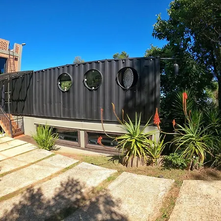 Casa Container 80 - Suítes privativas e sofisticadas integradas à natureza-3