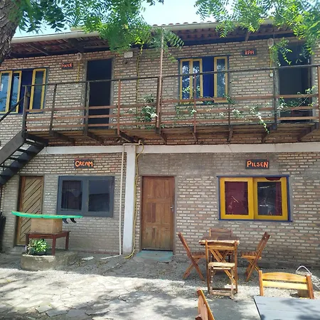 Waves Hostel & Pub-3