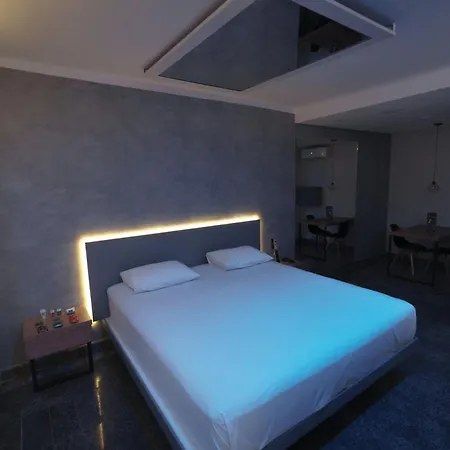 Paris Motel-2