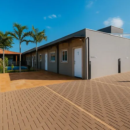 Kitnet com piscina, cozinha, banheiro privativo.-2