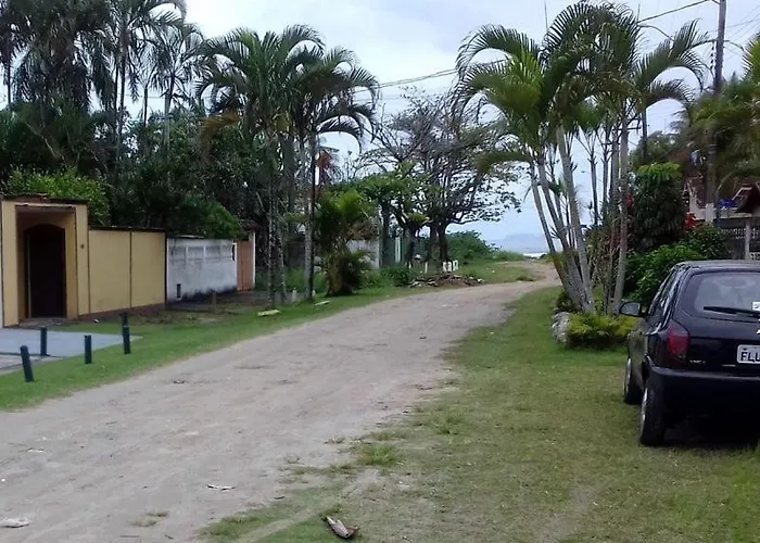 Bertioga pé na areia com piscina no Cantão do Indaiá, Brasil
