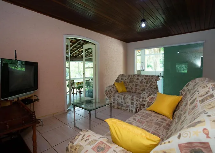 Chácara c piscina churrasqueira e Wi-Fi em Ibiúna