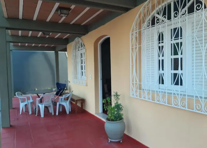 Casa 5 quartos, ampla, a 100 metros da praia. Amigos e família são bem vindos a essa casa. Venha viver momentos inesquecíveis aqui.