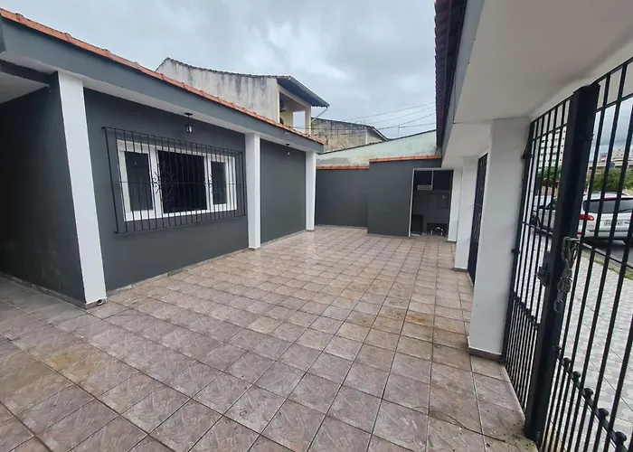 Casa grande e confortável até 16 pessoas com churrasqueira e garagem para 8 carros