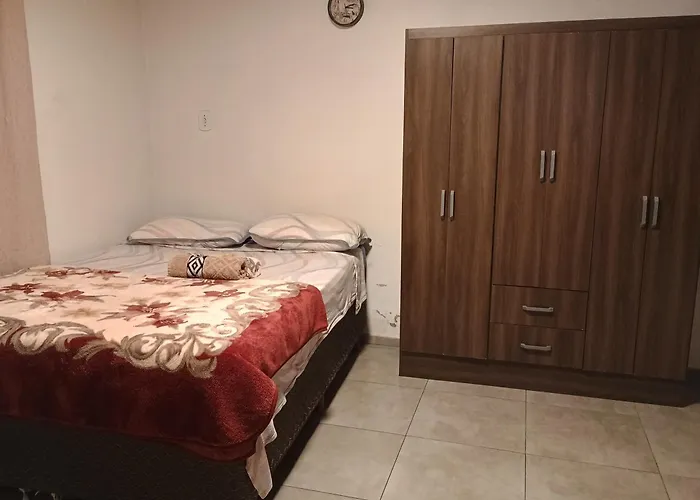 Pousada ideal -casa 3 nos fundos