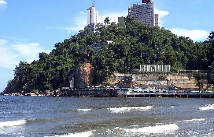 Casa Moderna e Aconchegante com Piscina Aquecida e Lareira a Apenas 50 mts da Praia