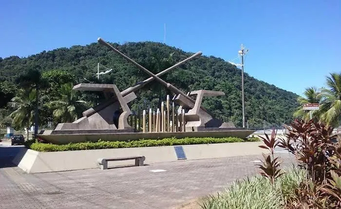 Casa Moderna e Aconchegante com Piscina Aquecida e Lareira a Apenas 50 mts da Praia