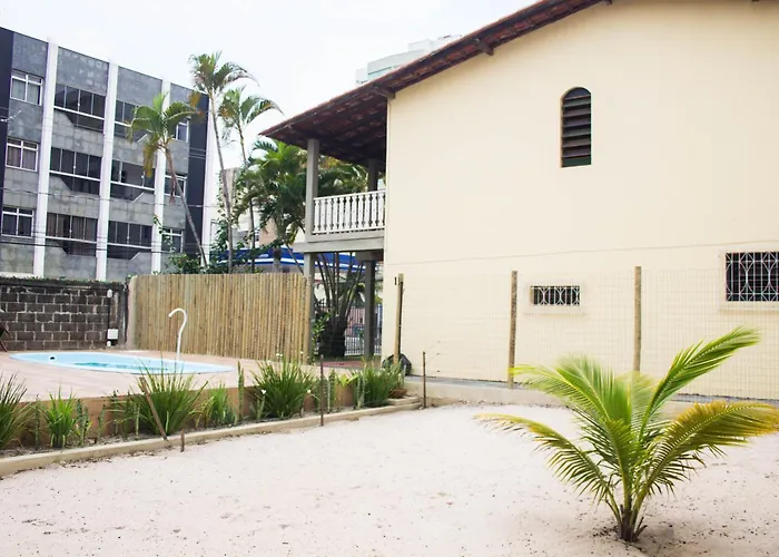 Casa 5 quartos, ampla, a 100 metros da praia. Amigos e família são bem vindos a essa casa. Venha viver momentos inesquecíveis aqui.