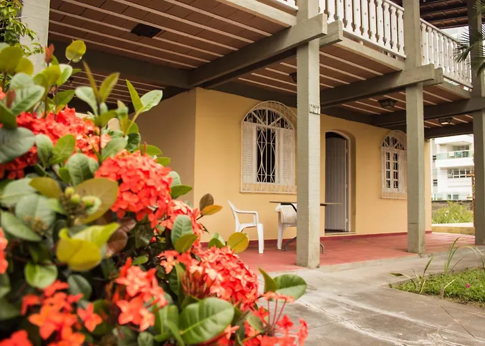 Casa 5 quartos, ampla, a 100 metros da praia. Amigos e família são bem vindos a essa casa. Venha viver momentos inesquecíveis aqui.