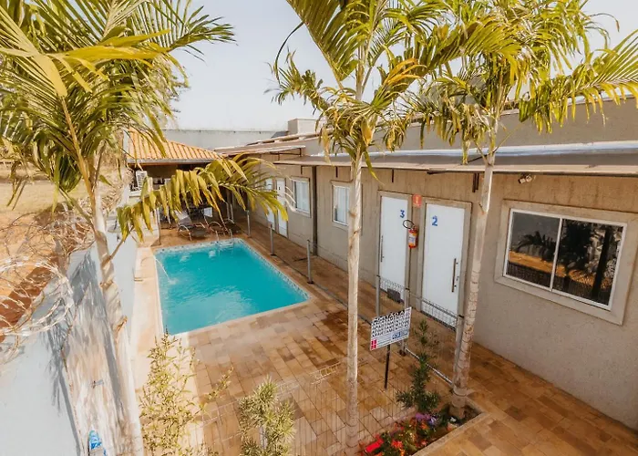 Kitnet com piscina, cozinha, banheiro privativo.