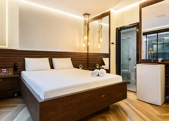 Status Elegance (Adults Only)