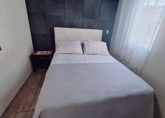 KITNET k1 em TORRES-RS - Na mais bela praia Gaúcha - 2 quartos - Frigobar - micro-ondas - banheiro - ar condicionado split - TV smart 32' - Wi-Fi - Anfitriã Superhost no BnB