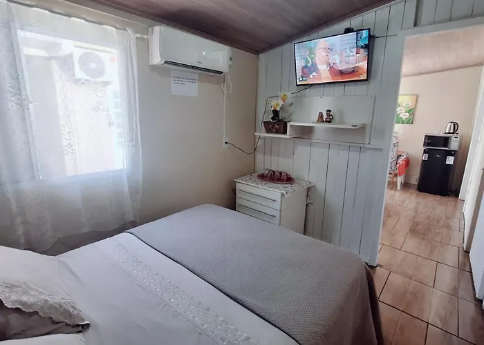 KITNET k1 em TORRES-RS - Na mais bela praia Gaúcha - 2 quartos - Frigobar - micro-ondas - banheiro - ar condicionado split - TV smart 32' - Wi-Fi - Anfitriã Superhost no BnB