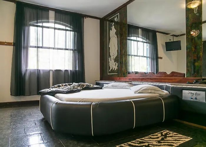 Motel Play Love